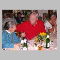 59-09-1246 6. Kirchspieltreffen 2005. Dorothea Scheffler im Gespraech mit Hans Schlender.JPG